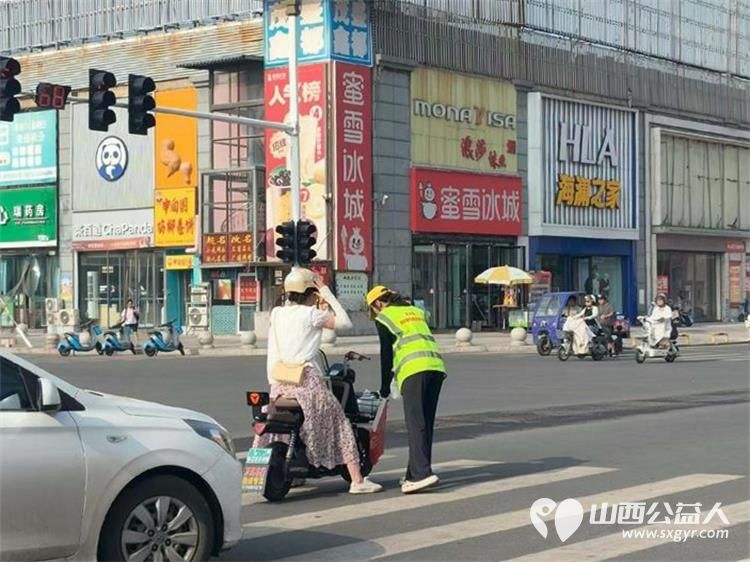 8月11日文水县爱心帮扶志愿者协会突击队的志愿者继续值守在文水县东门红绿灯下疏导交通现场劝导市民文明出行遵守交规 - 第2张