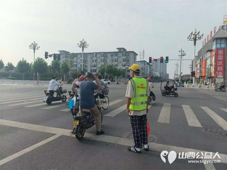 8月11日文水县爱心帮扶志愿者协会突击队的志愿者继续值守在文水县东门红绿灯下疏导交通现场劝导市民文明出行遵守交规 - 第9张