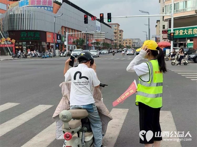 8月11日文水县爱心帮扶志愿者协会突击队的志愿者继续值守在文水县东门红绿灯下疏导交通现场劝导市民文明出行遵守交规 - 第3张