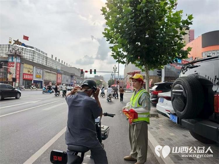8月11日文水县爱心帮扶志愿者协会突击队的志愿者继续值守在文水县东门红绿灯下疏导交通现场劝导市民文明出行遵守交规 - 第7张