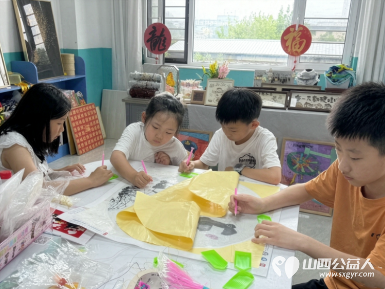 以温柔赴星光以公益暖童心----山西凯威精英教育咨询有限公司公益活动再次走进太原灵星陪着心娃一起游戏一起做手工认购孩子们的手工作品 - 第6张
