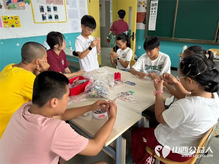 以温柔赴星光以公益暖童心----山西凯威精英教育咨询有限公司公益活动再次走进太原灵星陪着心娃一起游戏一起做手工认购孩子们的手工作品 - 第5张