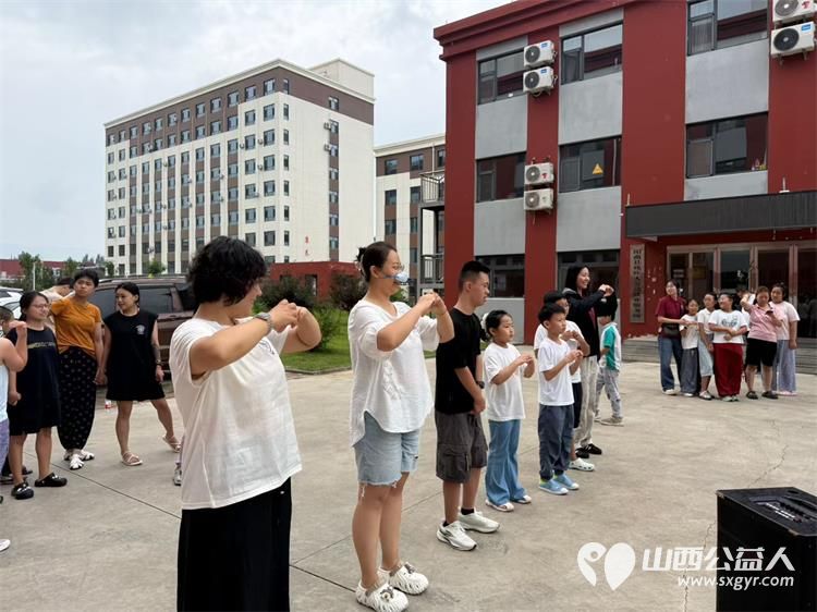 以温柔赴星光以公益暖童心----山西凯威精英教育咨询有限公司公益活动再次走进太原灵星陪着心娃一起游戏一起做手工认购孩子们的手工作品 - 第8张