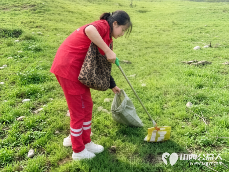 厚植绿色底色守护表里山河 | 全国生态日吕梁市中志协救援队志愿者共护西华镇万亩草原疏导通行规范停车俯身捡拾藏匿于草窠坡地的塑料瓶包装袋不留一处卫生死角 - 第3张 - 山西公益人 厚植绿色底色守护表里山河 | 全国生态日吕梁市中志协救援队志愿者共护西华镇万亩草原疏导通行规范停车俯身捡拾藏匿于草窠坡地的塑料瓶包装袋不留一处卫生死角 - 第3张