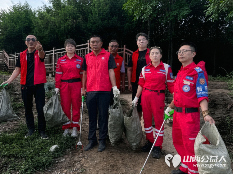 厚植绿色底色守护表里山河 | 全国生态日吕梁市中志协救援队志愿者共护西华镇万亩草原疏导通行规范停车俯身捡拾藏匿于草窠坡地的塑料瓶包装袋不留一处卫生死角 - 第2张 - 山西公益人 厚植绿色底色守护表里山河 | 全国生态日吕梁市中志协救援队志愿者共护西华镇万亩草原疏导通行规范停车俯身捡拾藏匿于草窠坡地的塑料瓶包装袋不留一处卫生死角 - 第2张