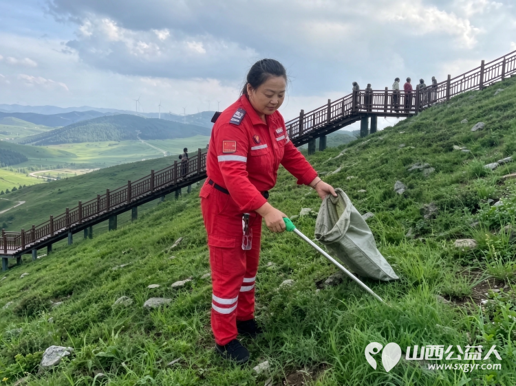 厚植绿色底色守护表里山河 | 全国生态日吕梁市中志协救援队志愿者共护西华镇万亩草原疏导通行规范停车俯身捡拾藏匿于草窠坡地的塑料瓶包装袋不留一处卫生死角 - 第6张 - 山西公益人 厚植绿色底色守护表里山河 | 全国生态日吕梁市中志协救援队志愿者共护西华镇万亩草原疏导通行规范停车俯身捡拾藏匿于草窠坡地的塑料瓶包装袋不留一处卫生死角 - 第6张