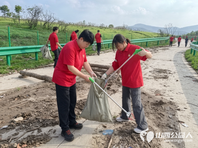 厚植绿色底色守护表里山河 | 全国生态日吕梁市中志协救援队志愿者共护西华镇万亩草原疏导通行规范停车俯身捡拾藏匿于草窠坡地的塑料瓶包装袋不留一处卫生死角 - 第11张 - 山西公益人 厚植绿色底色守护表里山河 | 全国生态日吕梁市中志协救援队志愿者共护西华镇万亩草原疏导通行规范停车俯身捡拾藏匿于草窠坡地的塑料瓶包装袋不留一处卫生死角 - 第11张