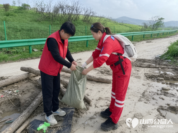 厚植绿色底色守护表里山河 | 全国生态日吕梁市中志协救援队志愿者共护西华镇万亩草原疏导通行规范停车俯身捡拾藏匿于草窠坡地的塑料瓶包装袋不留一处卫生死角 - 第9张 - 山西公益人 厚植绿色底色守护表里山河 | 全国生态日吕梁市中志协救援队志愿者共护西华镇万亩草原疏导通行规范停车俯身捡拾藏匿于草窠坡地的塑料瓶包装袋不留一处卫生死角 - 第9张