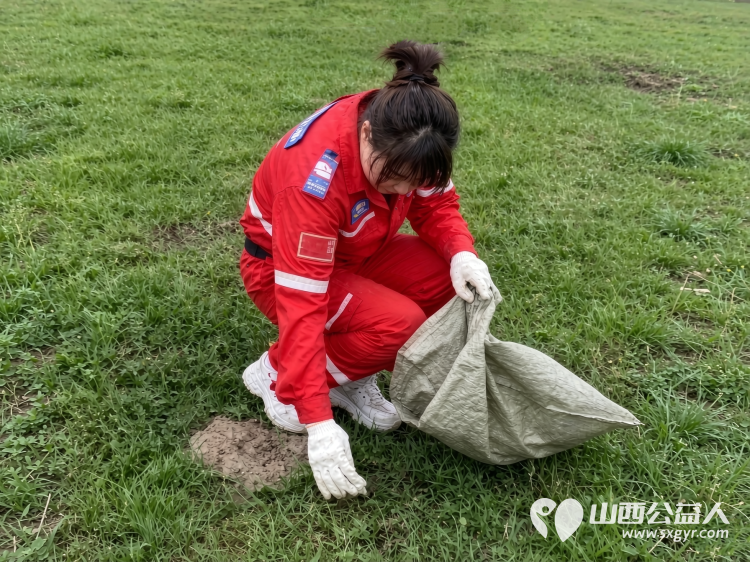 厚植绿色底色守护表里山河 | 全国生态日吕梁市中志协救援队志愿者共护西华镇万亩草原疏导通行规范停车俯身捡拾藏匿于草窠坡地的塑料瓶包装袋不留一处卫生死角 - 第10张 - 山西公益人 厚植绿色底色守护表里山河 | 全国生态日吕梁市中志协救援队志愿者共护西华镇万亩草原疏导通行规范停车俯身捡拾藏匿于草窠坡地的塑料瓶包装袋不留一处卫生死角 - 第10张