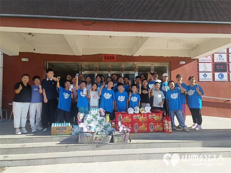 太原市蚂蚁力量儿童团再次走进灵星帮助打扫卫生陪着孩子们一起做手工认购手工作品支持心青年创业 - 第2张 - 山西公益人 太原市蚂蚁力量儿童团再次走进灵星帮助打扫卫生陪着孩子们一起做手工认购手工作品支持心青年创业 - 第2张