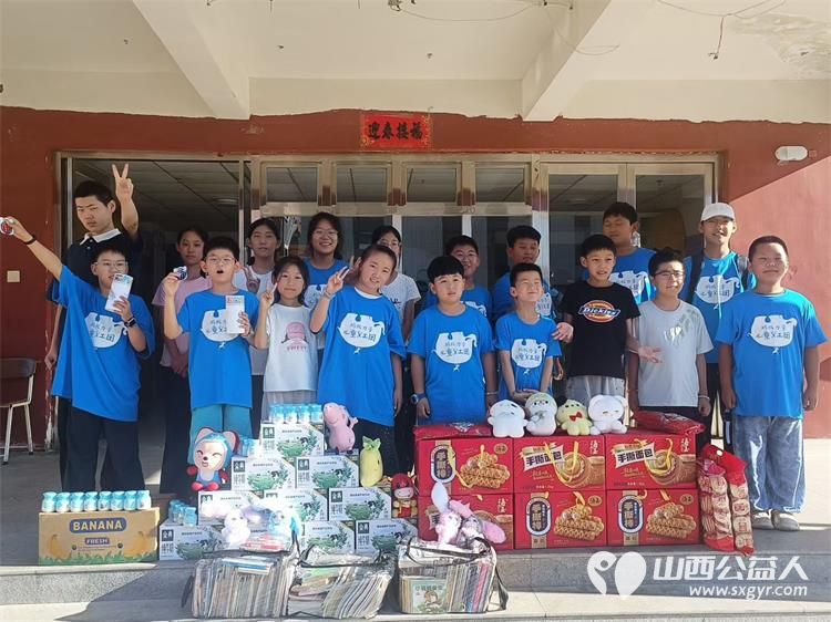 太原市蚂蚁力量儿童团再次走进灵星帮助打扫卫生陪着孩子们一起做手工认购手工作品支持心青年创业 - 第1张 - 山西公益人 太原市蚂蚁力量儿童团再次走进灵星帮助打扫卫生陪着孩子们一起做手工认购手工作品支持心青年创业 - 第1张