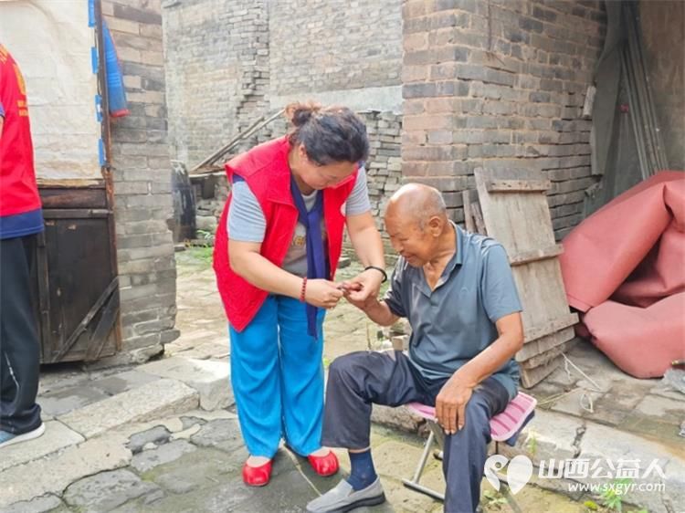 介休市敬老协会走进洪山镇北两水村84岁李光成老人家中为老人打扫室内外卫生剪指甲洗漱理发刷洗锅碗瓢盆做饭包饺子 - 第9张 - 山西公益人 介休市敬老协会走进洪山镇北两水村84岁李光成老人家中为老人打扫室内外卫生剪指甲洗漱理发刷洗锅碗瓢盆做饭包饺子 - 第9张