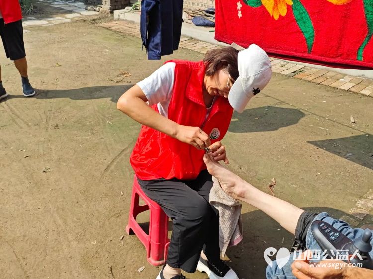 介休市敬老协会志愿者洪山镇北两水村北两水村赵焕林老人家中,为老人打扫室内外卫生、剪指甲、洗漱、理发、刷洗锅碗瓢盆 - 第13张 - 山西公益人 介休市敬老协会志愿者洪山镇北两水村北两水村赵焕林老人家中,为老人打扫室内外卫生、剪指甲、洗漱、理发、刷洗锅碗瓢盆 - 第13张