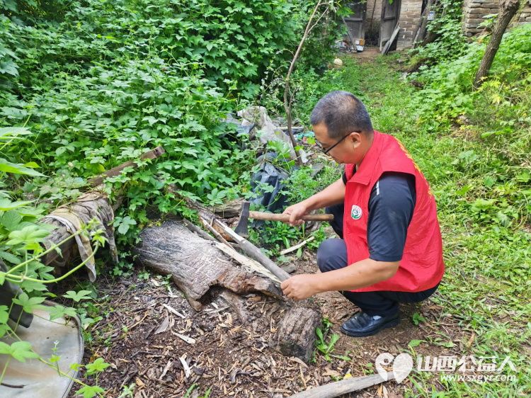 介休市敬老协会志愿者在绵山镇焦家堡村入户85岁张雄飞老人家中为老人打扫室内外卫生理发刷洗锅碗瓢盆、做饭包饺子 - 第9张 - 山西公益人 介休市敬老协会志愿者在绵山镇焦家堡村入户85岁张雄飞老人家中为老人打扫室内外卫生理发刷洗锅碗瓢盆、做饭包饺子 - 第9张