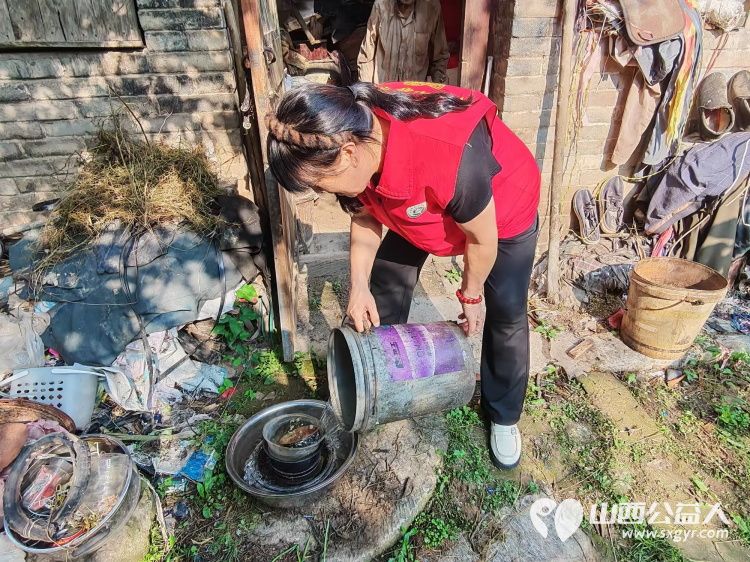 介休市敬老协会志愿者在绵山镇焦家堡村入户85岁张雄飞老人家中为老人打扫室内外卫生理发刷洗锅碗瓢盆、做饭包饺子 - 第17张 - 山西公益人 介休市敬老协会志愿者在绵山镇焦家堡村入户85岁张雄飞老人家中为老人打扫室内外卫生理发刷洗锅碗瓢盆、做饭包饺子 - 第17张