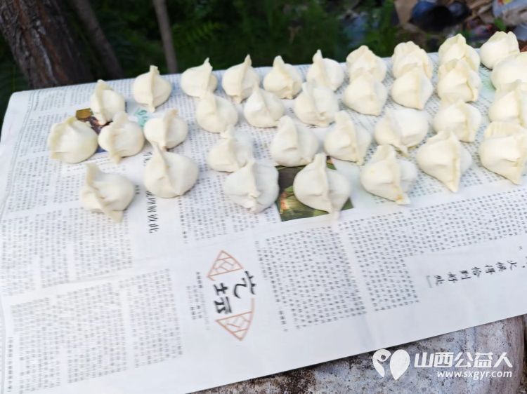 介休市敬老协会志愿者在绵山镇焦家堡村入户85岁张雄飞老人家中为老人打扫室内外卫生理发刷洗锅碗瓢盆、做饭包饺子 - 第14张 - 山西公益人 介休市敬老协会志愿者在绵山镇焦家堡村入户85岁张雄飞老人家中为老人打扫室内外卫生理发刷洗锅碗瓢盆、做饭包饺子 - 第14张
