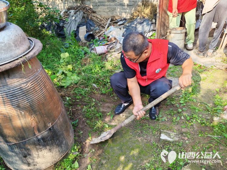 介休市敬老协会志愿者在绵山镇焦家堡村入户85岁张雄飞老人家中为老人打扫室内外卫生理发刷洗锅碗瓢盆、做饭包饺子 - 第7张 - 山西公益人 介休市敬老协会志愿者在绵山镇焦家堡村入户85岁张雄飞老人家中为老人打扫室内外卫生理发刷洗锅碗瓢盆、做饭包饺子 - 第7张