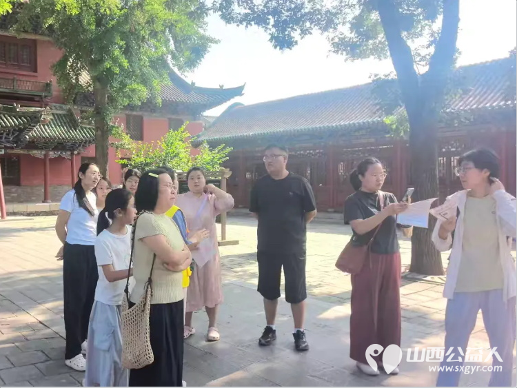 长治文保志愿者助力省运会在城隍庙开展义务讲解向来自各地的游客介绍城隍庙的历史与文化展现长治本地文化魅力也展现了长治志愿者的服务风采与本地文化底蕴 - 第13张