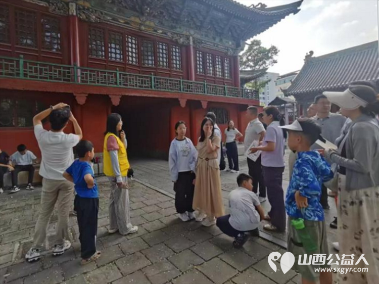 长治文保志愿者助力省运会在城隍庙开展义务讲解向来自各地的游客介绍城隍庙的历史与文化展现长治本地文化魅力也展现了长治志愿者的服务风采与本地文化底蕴 - 第7张