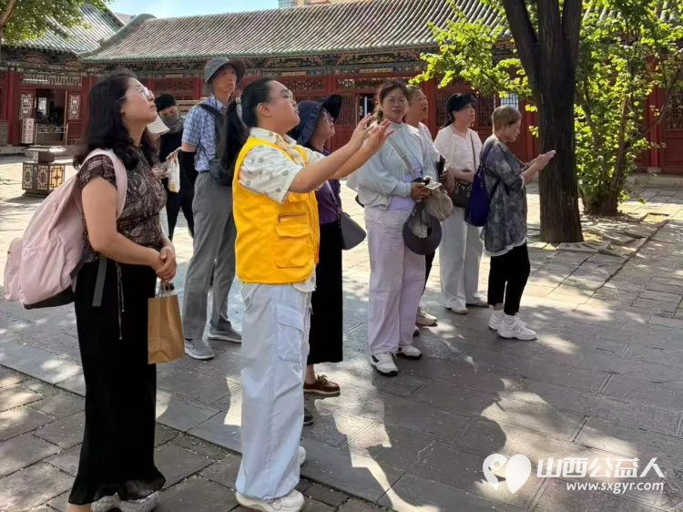 长治文保志愿者助力省运会在城隍庙开展义务讲解向来自各地的游客介绍城隍庙的历史与文化展现长治本地文化魅力也展现了长治志愿者的服务风采与本地文化底蕴 - 第9张