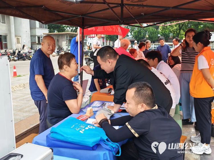 志愿服务进社区健康活动暖人心----介休市敬老协会2026年8月18日组织志愿者在西南街道裕华路社区为社区所有老人爱心理发义诊等多项贴心服务 - 第45张