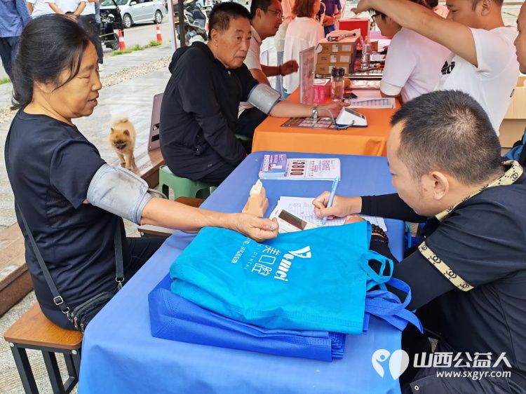 志愿服务进社区健康活动暖人心----介休市敬老协会2026年8月18日组织志愿者在西南街道裕华路社区为社区所有老人爱心理发义诊等多项贴心服务 - 第44张