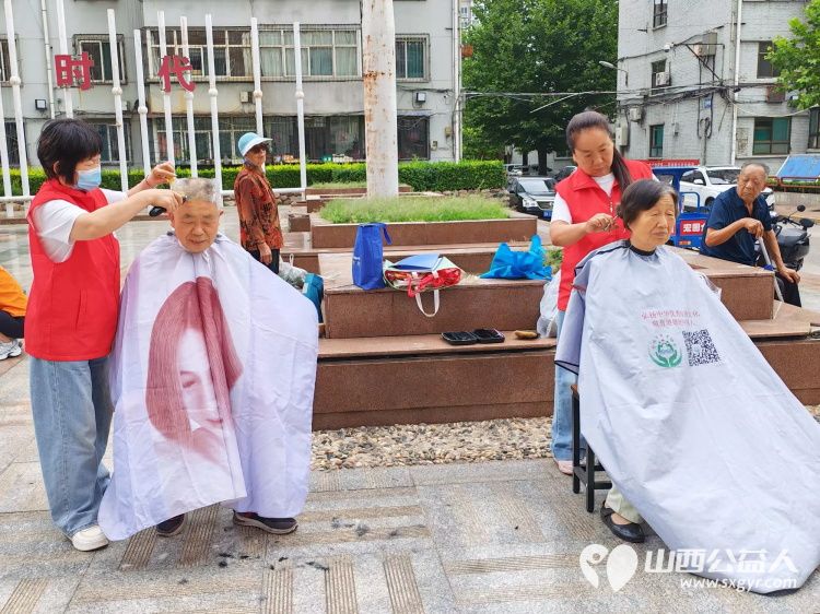 志愿服务进社区健康活动暖人心----介休市敬老协会2026年8月18日组织志愿者在西南街道裕华路社区为社区所有老人爱心理发义诊等多项贴心服务 - 第15张