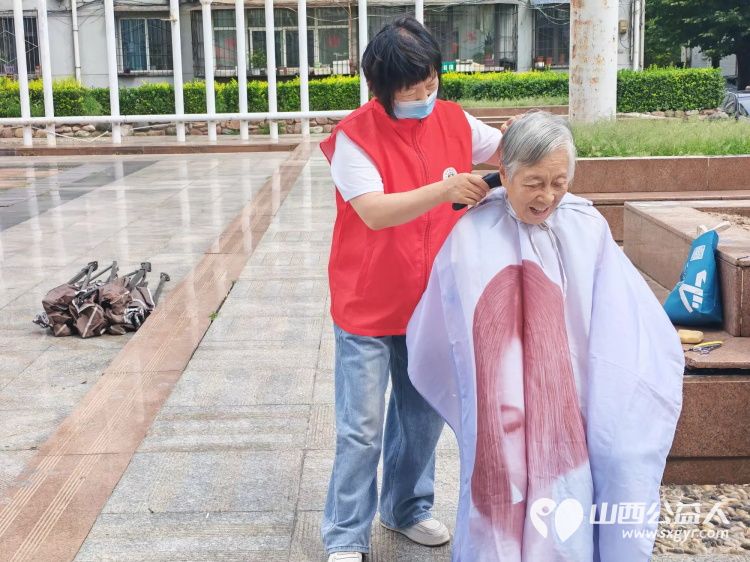 志愿服务进社区健康活动暖人心----介休市敬老协会2026年8月18日组织志愿者在西南街道裕华路社区为社区所有老人爱心理发义诊等多项贴心服务 - 第16张