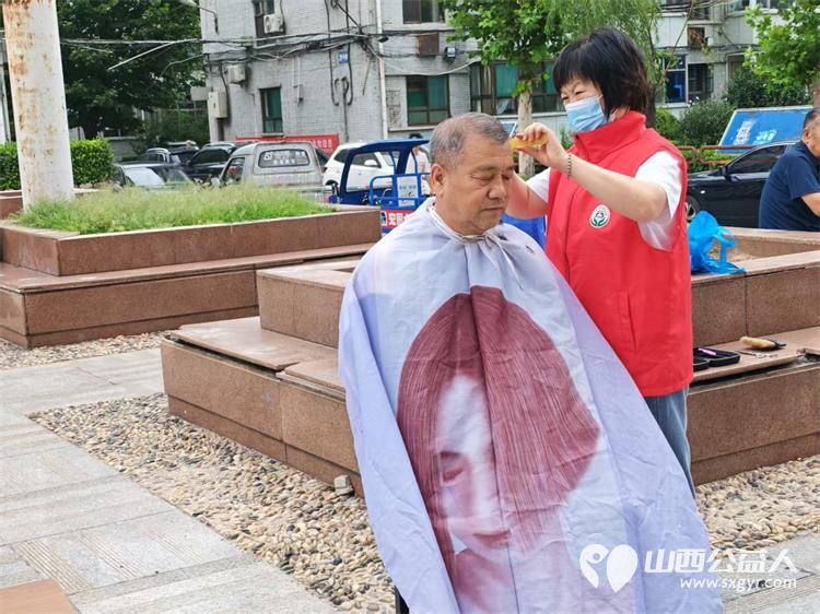 志愿服务进社区健康活动暖人心----介休市敬老协会2026年8月18日组织志愿者在西南街道裕华路社区为社区所有老人爱心理发义诊等多项贴心服务 - 第18张