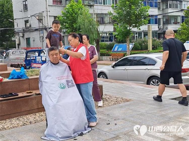 志愿服务进社区健康活动暖人心----介休市敬老协会2026年8月18日组织志愿者在西南街道裕华路社区为社区所有老人爱心理发义诊等多项贴心服务 - 第13张