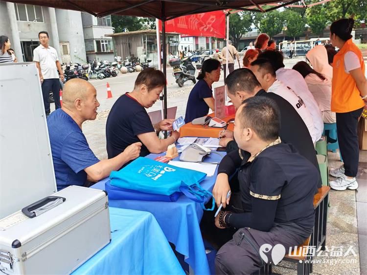 志愿服务进社区健康活动暖人心----介休市敬老协会2026年8月18日组织志愿者在西南街道裕华路社区为社区所有老人爱心理发义诊等多项贴心服务 - 第42张