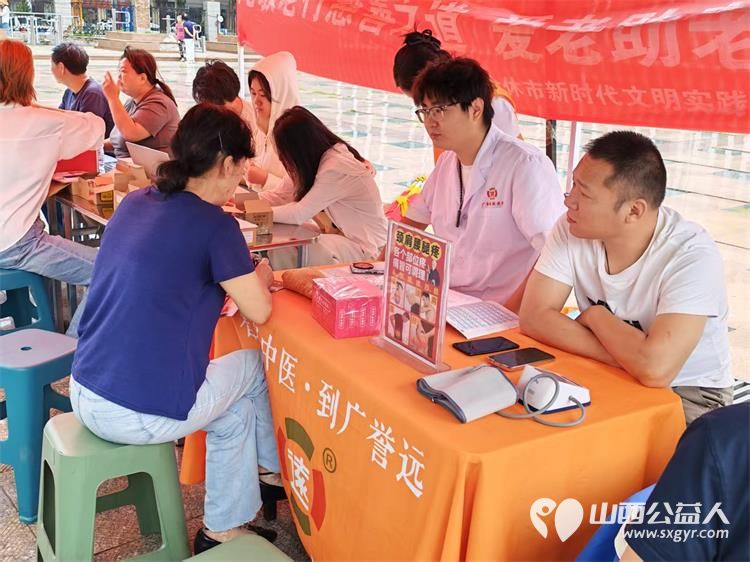 志愿服务进社区健康活动暖人心----介休市敬老协会2026年8月18日组织志愿者在西南街道裕华路社区为社区所有老人爱心理发义诊等多项贴心服务 - 第41张