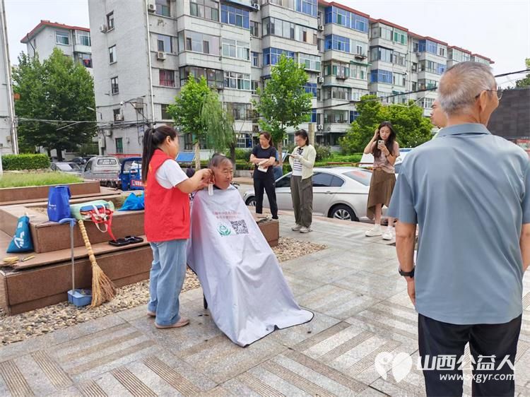 志愿服务进社区健康活动暖人心----介休市敬老协会2026年8月18日组织志愿者在西南街道裕华路社区为社区所有老人爱心理发义诊等多项贴心服务 - 第11张