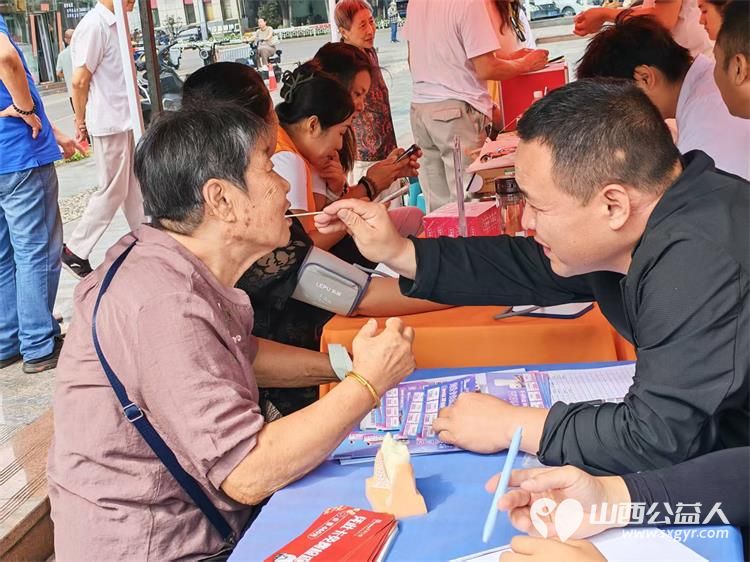志愿服务进社区健康活动暖人心----介休市敬老协会2026年8月18日组织志愿者在西南街道裕华路社区为社区所有老人爱心理发义诊等多项贴心服务 - 第35张