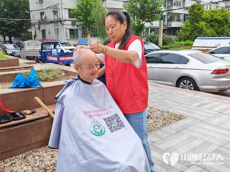 志愿服务进社区健康活动暖人心----介休市敬老协会2026年8月18日组织志愿者在西南街道裕华路社区为社区所有老人爱心理发义诊等多项贴心服务 - 第12张