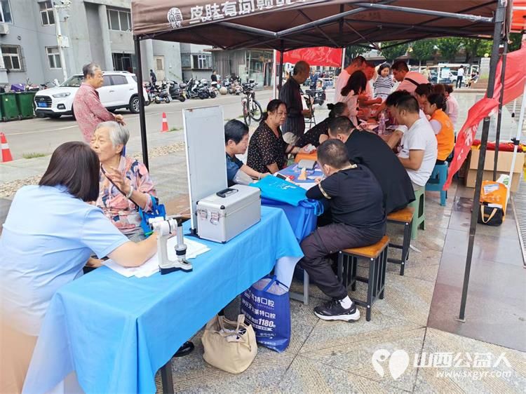 志愿服务进社区健康活动暖人心----介休市敬老协会2026年8月18日组织志愿者在西南街道裕华路社区为社区所有老人爱心理发义诊等多项贴心服务 - 第33张