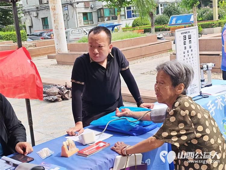 志愿服务进社区健康活动暖人心----介休市敬老协会2026年8月18日组织志愿者在西南街道裕华路社区为社区所有老人爱心理发义诊等多项贴心服务 - 第30张