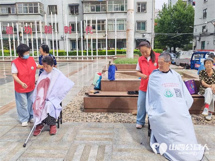 志愿服务进社区健康活动暖人心----介休市敬老协会2026年8月18日组织志愿者在西南街道裕华路社区为社区所有老人爱心理发义诊等多项贴心服务 - 第7张