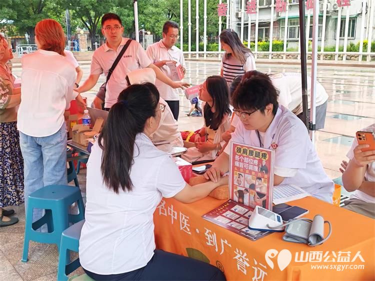 志愿服务进社区健康活动暖人心----介休市敬老协会2026年8月18日组织志愿者在西南街道裕华路社区为社区所有老人爱心理发义诊等多项贴心服务 - 第24张