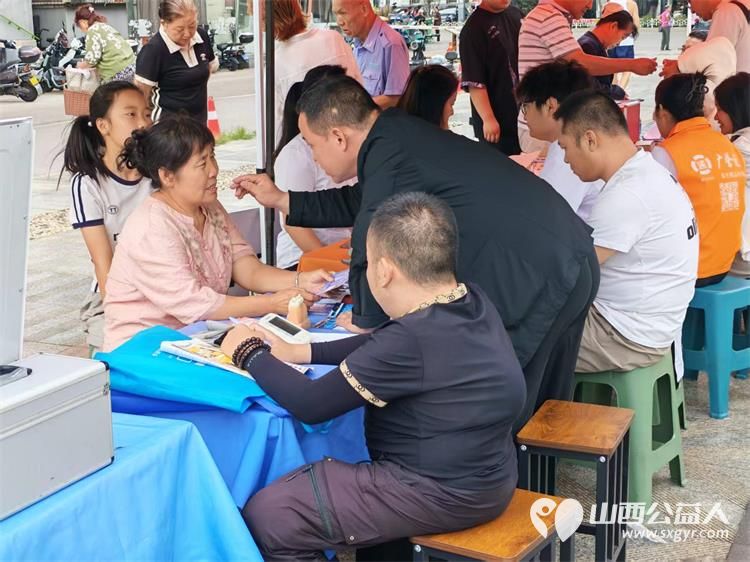 志愿服务进社区健康活动暖人心----介休市敬老协会2026年8月18日组织志愿者在西南街道裕华路社区为社区所有老人爱心理发义诊等多项贴心服务 - 第27张