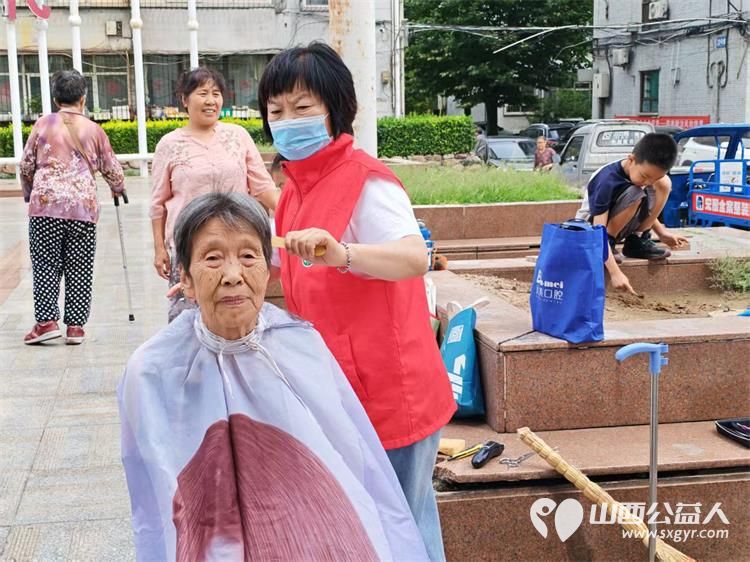 志愿服务进社区健康活动暖人心----介休市敬老协会2026年8月18日组织志愿者在西南街道裕华路社区为社区所有老人爱心理发义诊等多项贴心服务 - 第4张