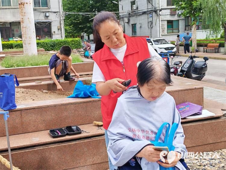 志愿服务进社区健康活动暖人心----介休市敬老协会2026年8月18日组织志愿者在西南街道裕华路社区为社区所有老人爱心理发义诊等多项贴心服务 - 第6张