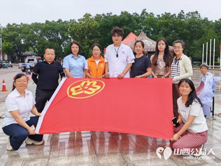 志愿服务进社区健康活动暖人心----介休市敬老协会2026年8月18日组织志愿者在西南街道裕华路社区为社区所有老人爱心理发义诊等多项贴心服务 - 第2张