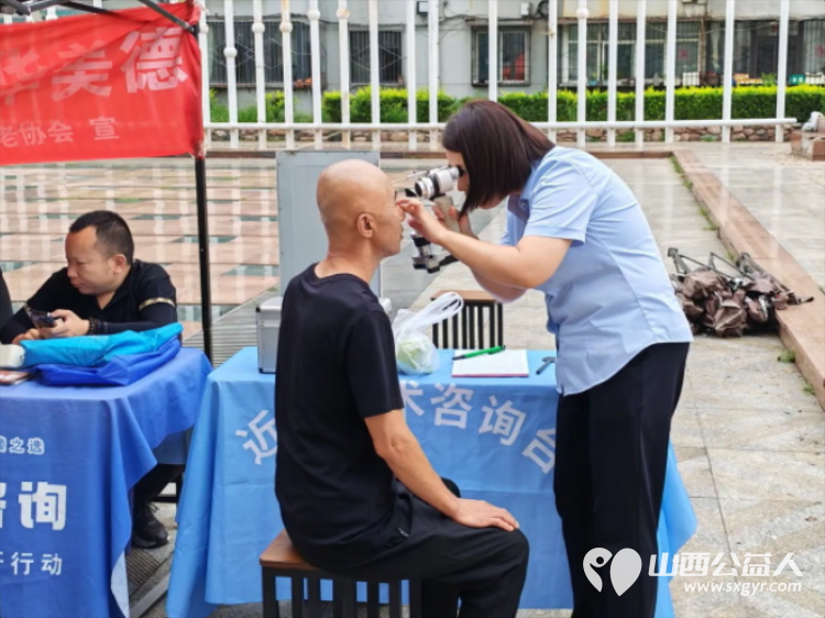 志愿服务进社区健康活动暖人心----介休市敬老协会2026年8月18日组织志愿者在西南街道裕华路社区为社区所有老人爱心理发义诊等多项贴心服务 - 第25张