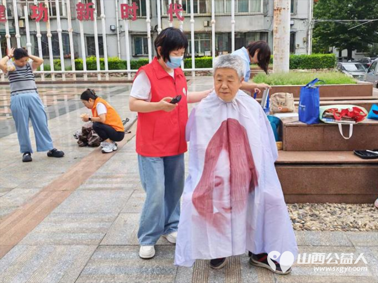 志愿服务进社区健康活动暖人心----介休市敬老协会2026年8月18日组织志愿者在西南街道裕华路社区为社区所有老人爱心理发义诊等多项贴心服务 - 第3张