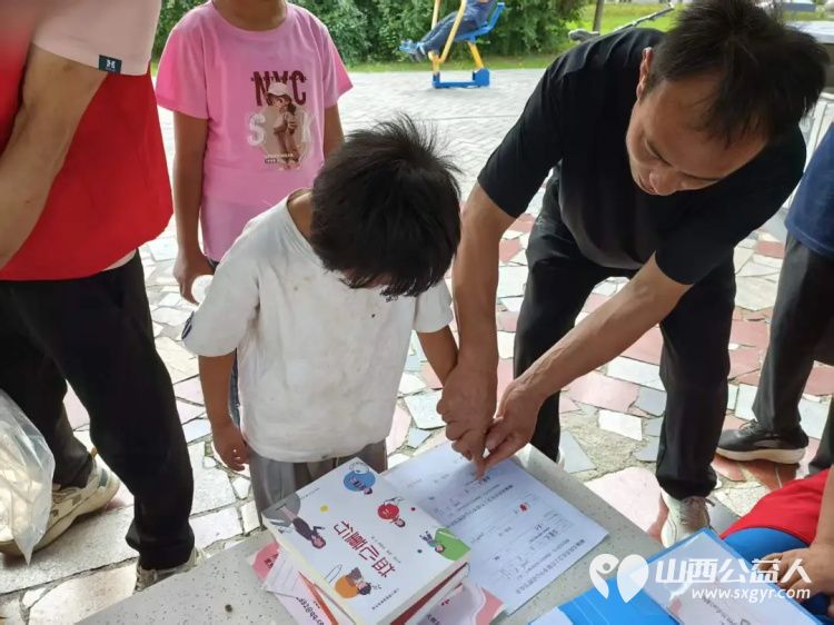 阳光长治相伴成长|长治市阳光困境儿童帮扶协会暖心帮扶进屯留守护困境儿童向阳成长为当地困境儿童送上爱心成长礼包将社会的温暖送到孩子们手中 - 第3张 - 山西公益人 阳光长治相伴成长|长治市阳光困境儿童帮扶协会暖心帮扶进屯留守护困境儿童向阳成长为当地困境儿童送上爱心成长礼包将社会的温暖送到孩子们手中 - 第3张