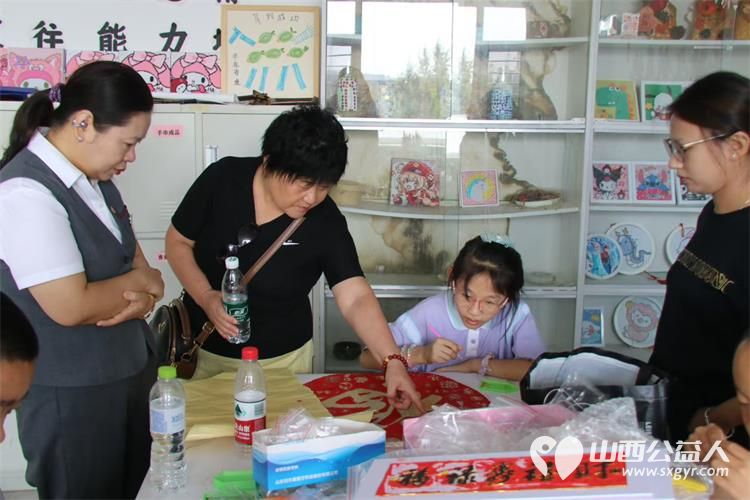 中信银行小店支行携手客户代表来到太原灵星社区服务中心阳曲校区了解自闭症知识陪着孩子们一起做手工认购孩子们手工作品并为孩子们捐赠米面油等生活物资 - 第8张 - 山西公益人 中信银行小店支行携手客户代表来到太原灵星社区服务中心阳曲校区了解自闭症知识陪着孩子们一起做手工认购孩子们手工作品并为孩子们捐赠米面油等生活物资 - 第8张