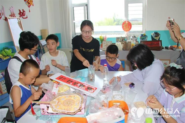 中信银行小店支行携手客户代表来到太原灵星社区服务中心阳曲校区了解自闭症知识陪着孩子们一起做手工认购孩子们手工作品并为孩子们捐赠米面油等生活物资 - 第7张 - 山西公益人 中信银行小店支行携手客户代表来到太原灵星社区服务中心阳曲校区了解自闭症知识陪着孩子们一起做手工认购孩子们手工作品并为孩子们捐赠米面油等生活物资 - 第7张