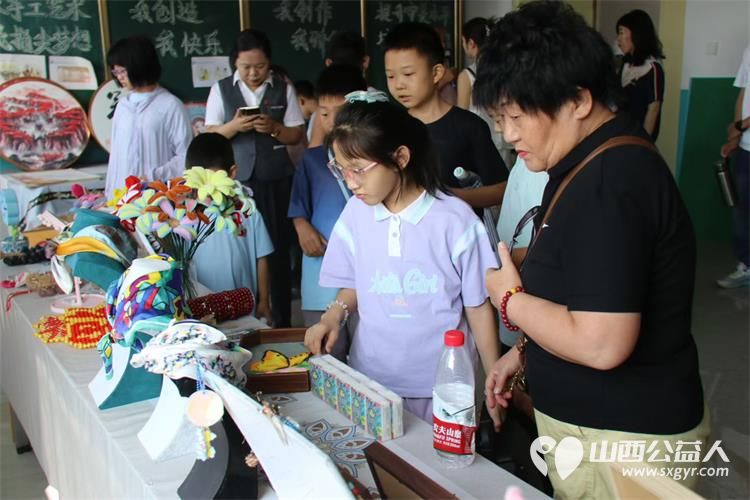 中信银行小店支行携手客户代表来到太原灵星社区服务中心阳曲校区了解自闭症知识陪着孩子们一起做手工认购孩子们手工作品并为孩子们捐赠米面油等生活物资 - 第5张 - 山西公益人 中信银行小店支行携手客户代表来到太原灵星社区服务中心阳曲校区了解自闭症知识陪着孩子们一起做手工认购孩子们手工作品并为孩子们捐赠米面油等生活物资 - 第5张