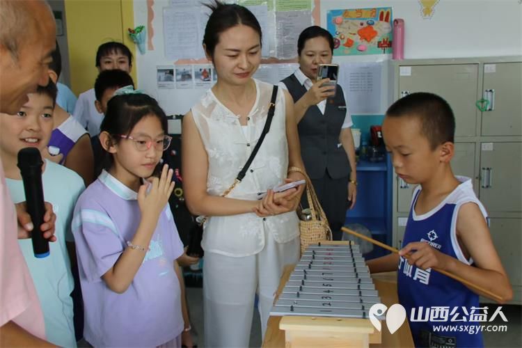 中信银行小店支行携手客户代表来到太原灵星社区服务中心阳曲校区了解自闭症知识陪着孩子们一起做手工认购孩子们手工作品并为孩子们捐赠米面油等生活物资 - 第4张 - 山西公益人 中信银行小店支行携手客户代表来到太原灵星社区服务中心阳曲校区了解自闭症知识陪着孩子们一起做手工认购孩子们手工作品并为孩子们捐赠米面油等生活物资 - 第4张